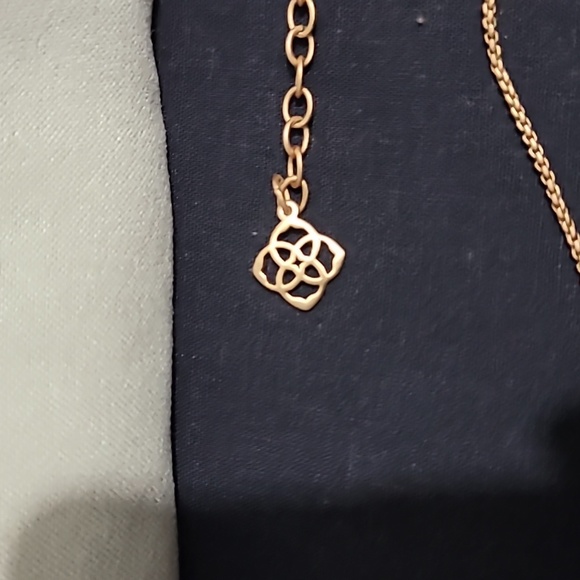 Kendra Scott Nettie Statement Necklace in Rose Gold - Picture 3 of 4